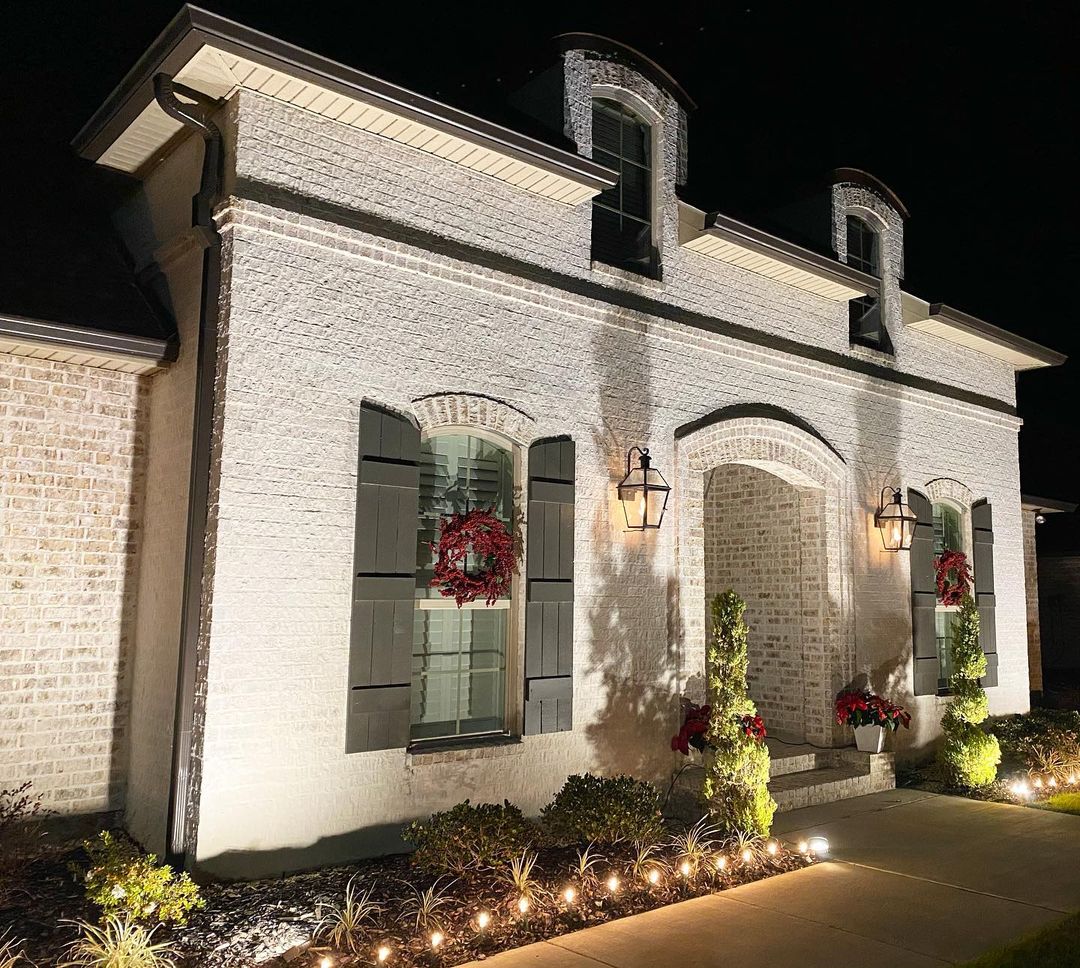 GeneralShale's tweet photo. We have enjoyed seeing so many of our customers post about their homes decorations and new décor ideas. The holidays look good on brick thanks to YOU the General Shale family 😊📸🧱🎄
📸: @ourdellhome (on Instagram)
🧱: #LoganCanyonBrick #GermanSmear
#GeneralShale https://t.co/ZGC43a68Ck