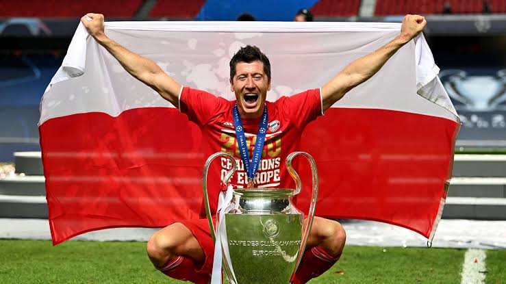 2)Robert Lewandowski - The best Bayern player/best player in the world. He's had numbers to rival Messi and Ronaldo in 2020. Won the UEFA/FIFA Best awards. Unreal performances vs Chelsea, Barcelona, Dortmund among others. Dropoff when he isn't playing is massive.