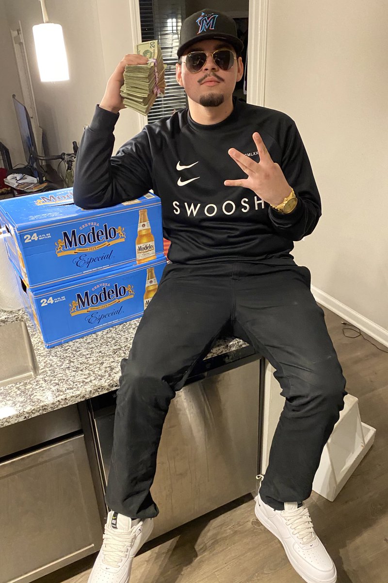 FlyyC_'s tweet image. Turned 20 so I got a pocket full of dubs