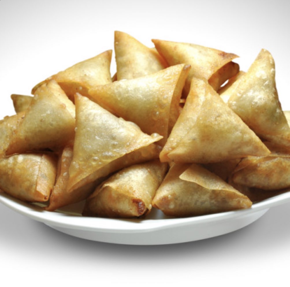 vampl0vrrr's tweet photo. the correct way to eat samosas: https://t.co/M9R2TGm7oM