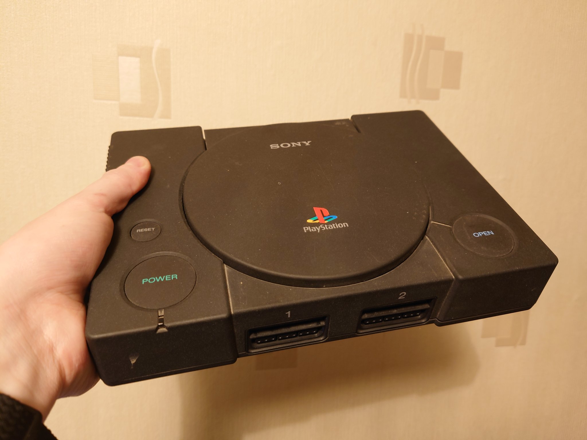 Matt Phillips (bigevilboss@mastodon.gamedev.place) on Twitter: "This is a  Net Yaroze. It was a COMMERCIALLY AVAILABLE (!) PlayStation development kit  for schools and hobbyists, released in 1997, for around $750 American  dollars, or £