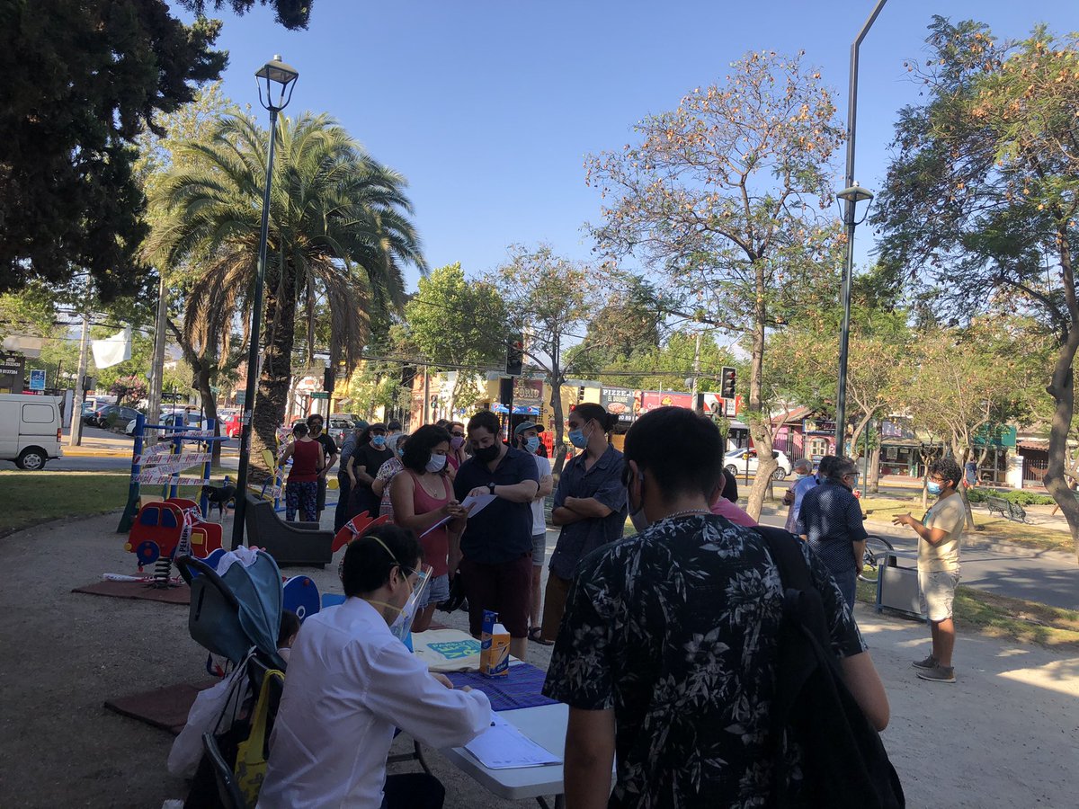 VeroPardoLagos's tweet photo. Llevamos 45 minutos y no paran de llegar vecinas y vecinos a respaldar con su firma nuestra candidatura independiente a la alcaldía de #Providencia. Más de 50 firmas en un rato!!! Esta fuerza ciudadana no la detiene nadie  🙋🏻‍♀️🙋🏼 #VeroAlcaldesa https://t.co/fW0JQxh2vn