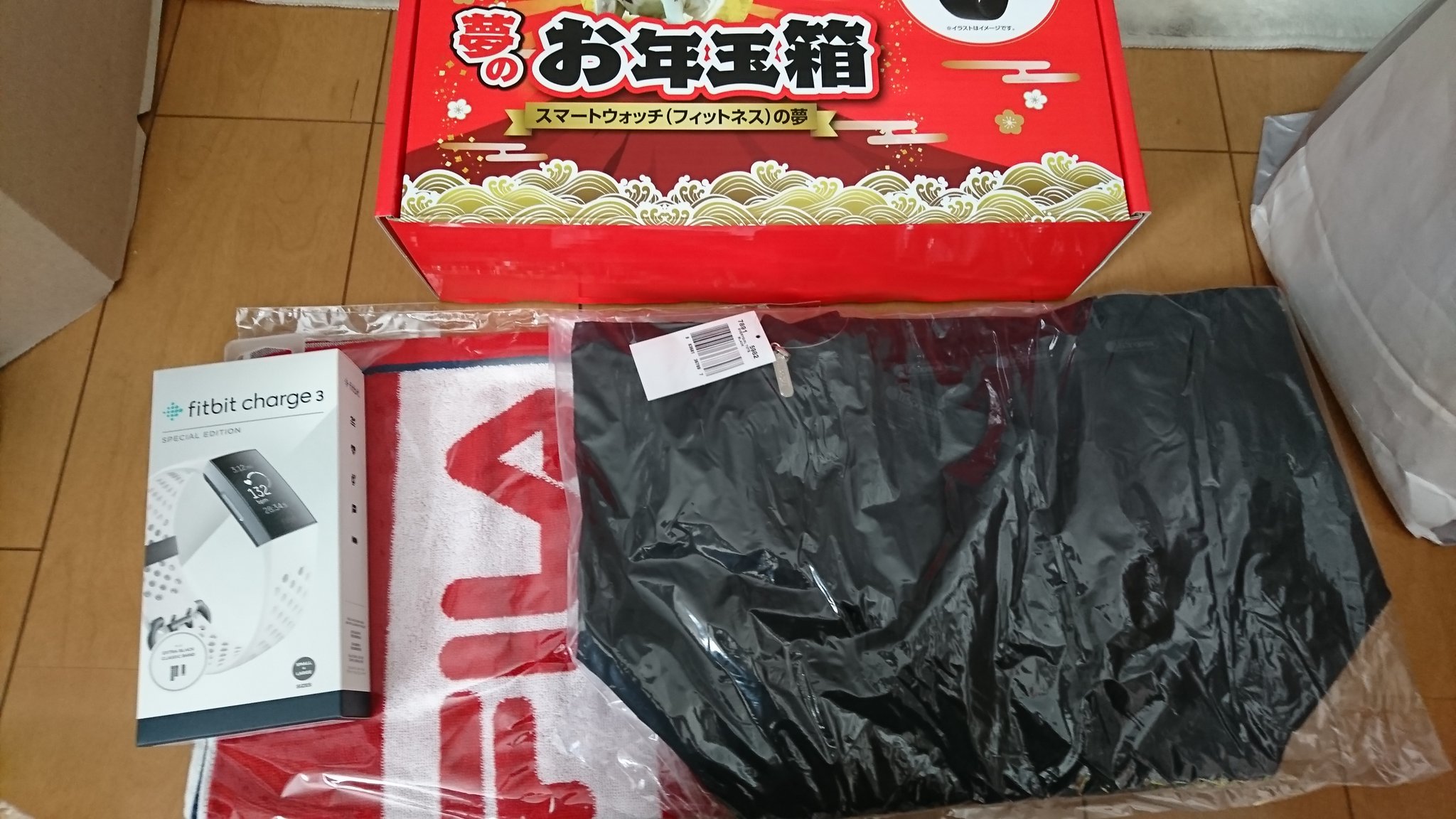 War D ヨドバシ福袋来た スマートウォッチ フィットネス の夢 Filaタオル Lesportsacバッグ Fitbit Change3 Fitbitは一世代前 バッグが意外とお値段する