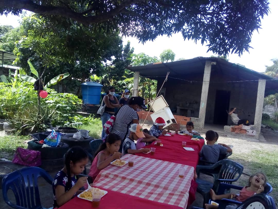 Humanitario_PCD's tweet photo. HOY #28Dic seguimos brindando solidaridad en navidad, en ésta oportunidad se hizo entrega de 63 nutritivos almuerzos a habitantes del Asentamiento Campesino Higuerón, mcpio. San Felipe. 

Actividad que se llevó a cabo por las
Fundaciones @Humanitario_PCD y El Buen Samaritano.✨ https://t.co/kkHw9w7dfZ