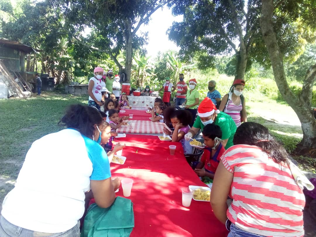 Humanitario_PCD's tweet photo. HOY #28Dic seguimos brindando solidaridad en navidad, en ésta oportunidad se hizo entrega de 63 nutritivos almuerzos a habitantes del Asentamiento Campesino Higuerón, mcpio. San Felipe. 

Actividad que se llevó a cabo por las
Fundaciones @Humanitario_PCD y El Buen Samaritano.✨ https://t.co/kkHw9w7dfZ
