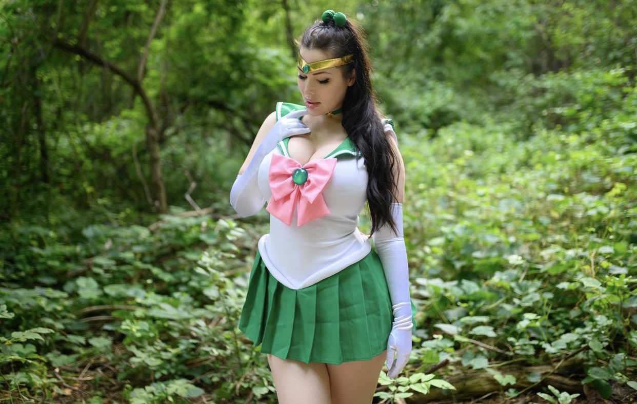 2 pic. The colours of this cosplay were just so beautiful. Sailor Jupiter 💕 https://t.co/o5p0hFTHrQ