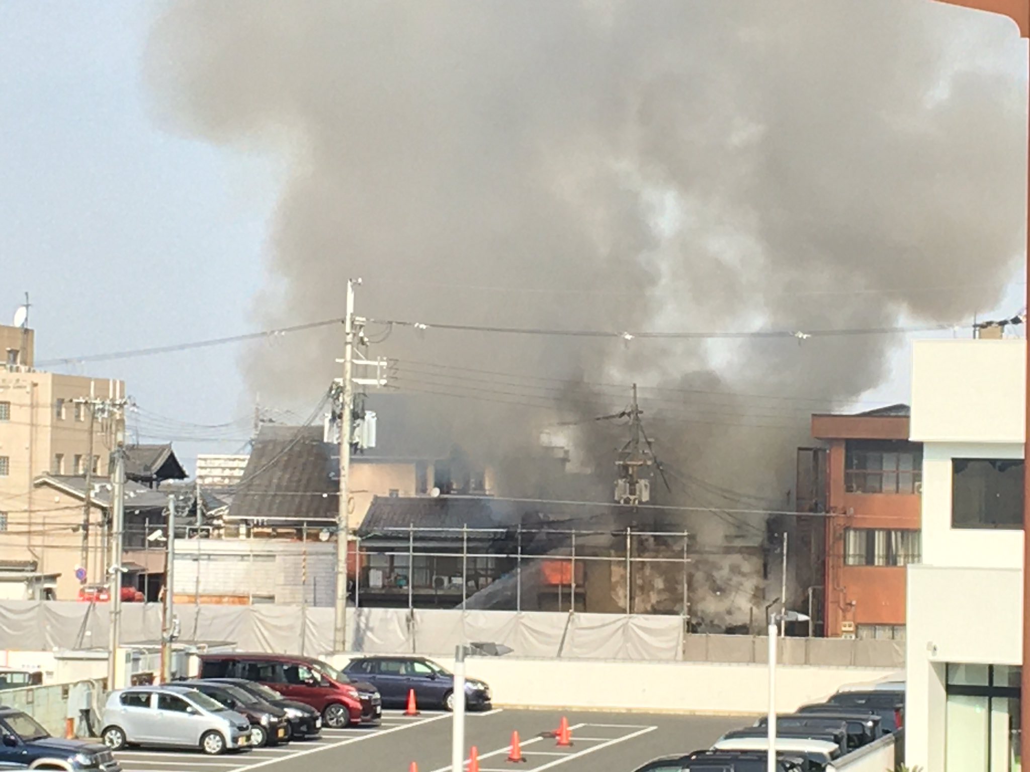 橿原市四条町で火事が起きている現場の画像