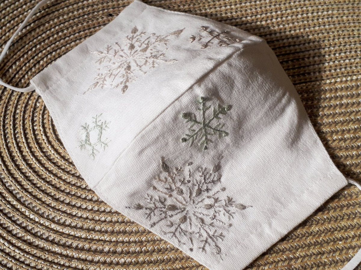 内藤美和 無地のマスクに刺繍してみました 図案は樋口愉美子 1色刺繍と小さな雑貨 より 内藤美和 無地のマスクに刺繍してみました 図案は樋口愉美子 1色刺繍と小さな雑貨 より