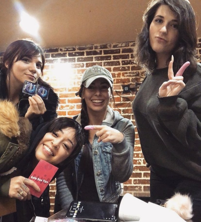 🗣🗣🗣URGENT CROWDFUNDING REQUEST

We’ve got a sex worker in need! <a href="/yaasquinn/">brunette laura palmer</a> is an incredible friend, public health advocate and <a href="/SWOPSLC/">SWOP SLC</a> who needs to focus on healing and recovery after her surgery!

If you can’t donate, please RT

V**mo: @ yaasquinn 
C@$h@pp: $quinnzv