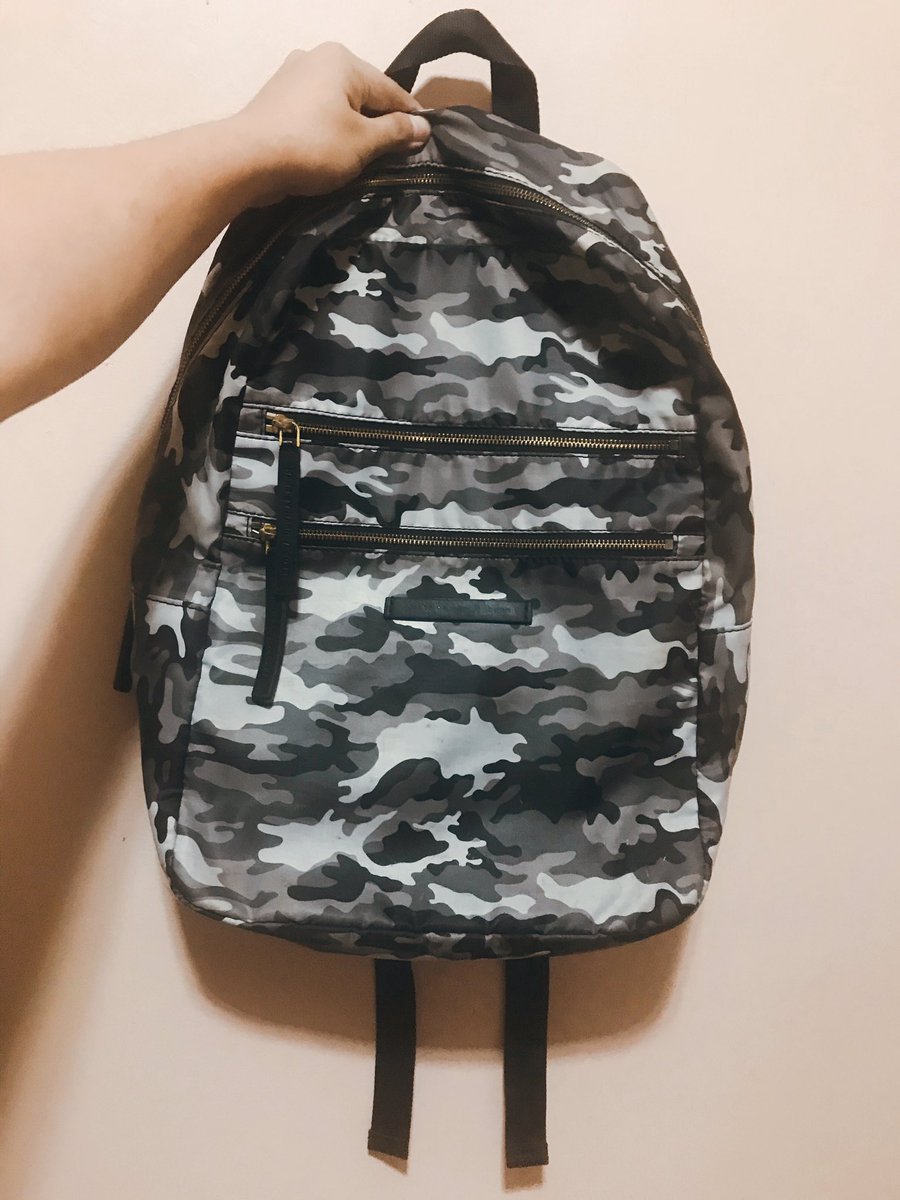 designbywolfie's tweet image. Decluttering Promo #2. Pre-loved Marc by Marc Jacobs Camouflage Backpack. May konting chismis because of frequent usage - lalagyan ko siya ng Macbook Pro ko. Will draw this on January 5, 2021