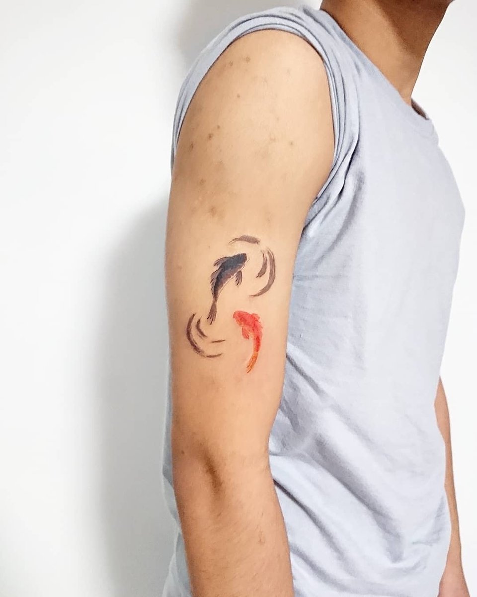 彫礼 鯉の水墨タトゥーです ２匹の鯉が優雅に泳いでいる様子を描きました 日本だと水墨画や墨絵のタトゥーはあまり見かけないので 人と違うタトゥーを彫りたい方 格好いいの彫りたい方 一押しですので是非 Tattoo タトゥー 水墨タトゥー 水墨