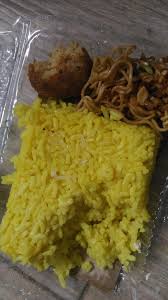 Siang hari saya naik ke atap kantor karena malu kl kepergok makan siang naskun mulu dan menghindari diajak makan siang keluarSelain itu jg menjaga hati klo lihat teman yg lain makan nasi padang/ ayam bakar dgn wangi menggodaDgn senyum syukur sy nikmati naskun mblenyeh sy