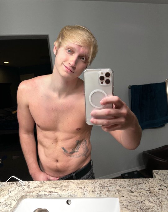 Freshly showered and ready to play 😎 https://t.co/4VRV3UV7hw