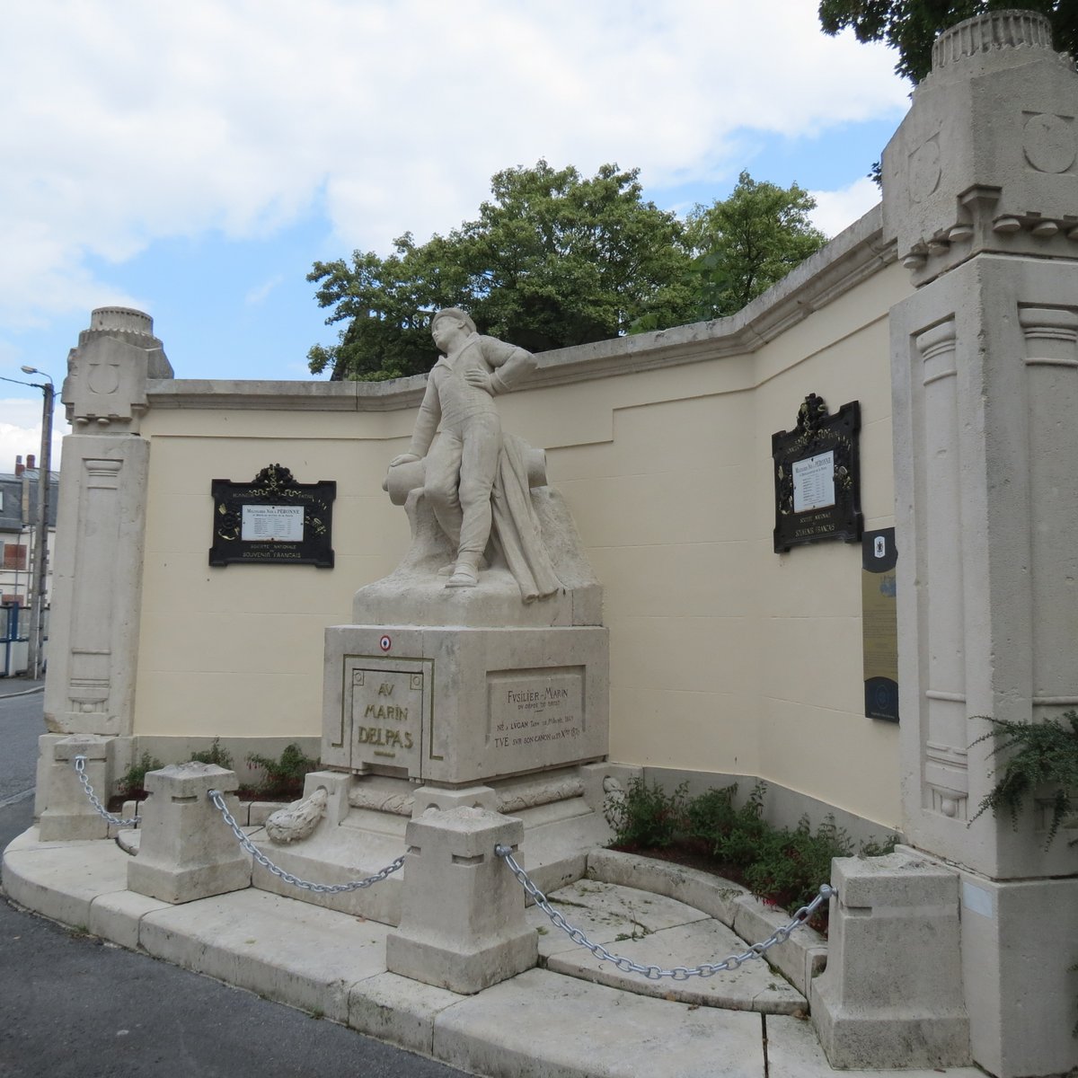 3/ …seriously wounded) is marked by a memorial - dedicated to Delpas - sited near to the actual location. By nightfall, when this 1st bombardment ceased completely, over 10,000 shells had hit the town.