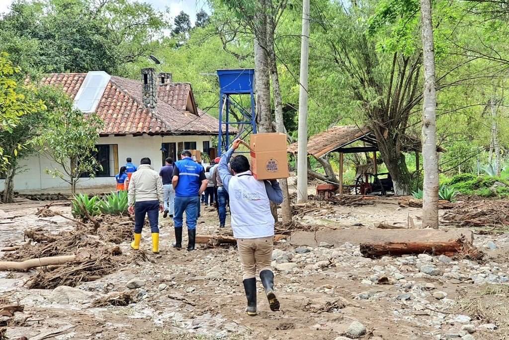 Por disposición del Gobernador del Azuay, <a href="/josejaramillovi/">Jose Jaramillo Vintimilla</a>, hoy como representantes del <a href="/MinGobiernoEc/">Ministerio de Gobierno Ecuador</a>, acudimos a las zonas afectada por el fuerte temporal en los cantones de Gualaceo y Chordeleg.