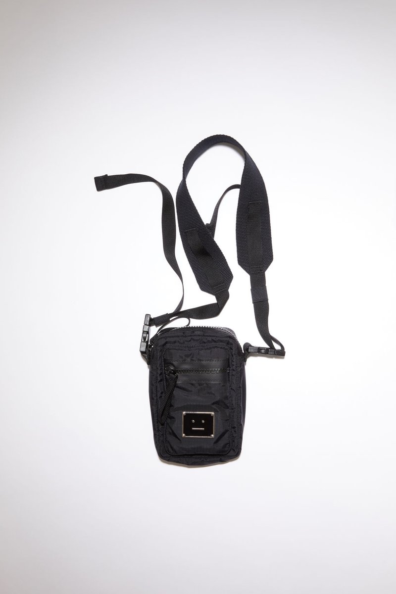 · 201229 twitter <a href="/wm_onoff/">온앤오프 (ONF)</a>
· Acne Studios
· 로고 장식 포켓 백 블랙

[제보💌]#온앤오프 #ONF #효진 #HYOJIN
acnestudios.com/kr/ko/logo-pla…