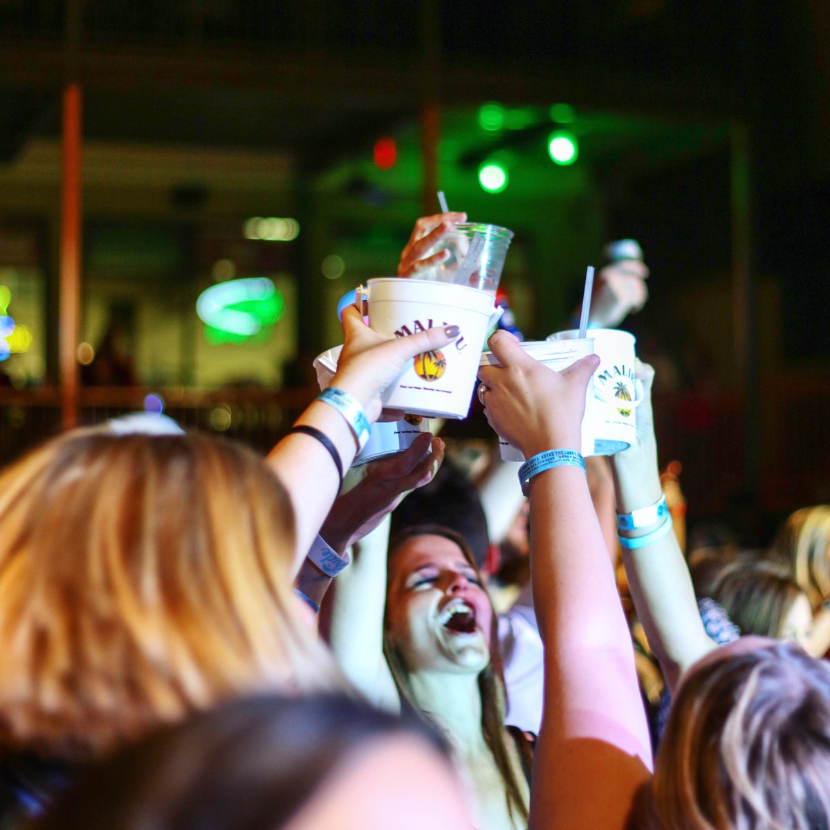 HToads's tweet image. Put your hands in the air if you’re ready for an epic New Year’s Eve! Click below if you don’t have your tickets yet 👀

camdenonthelake.com/homepage-slide…

#nye #newyear #2021 #lakeoftheozarks #celebrate