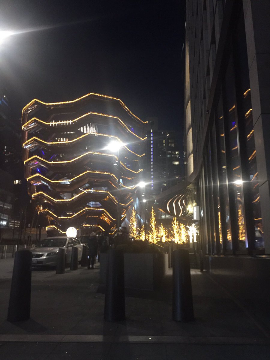 整个世界都在经历一个世代转换的过程！纽约市曼哈顿区也同样如此。在曼哈顿的一些地方很多道路在维修，很多建筑物在建设 ！尽管很多馆门店关门了，但是一个世界大都市的活力依然存在！晚上的哈德逊河渡口处依然车水马龙！