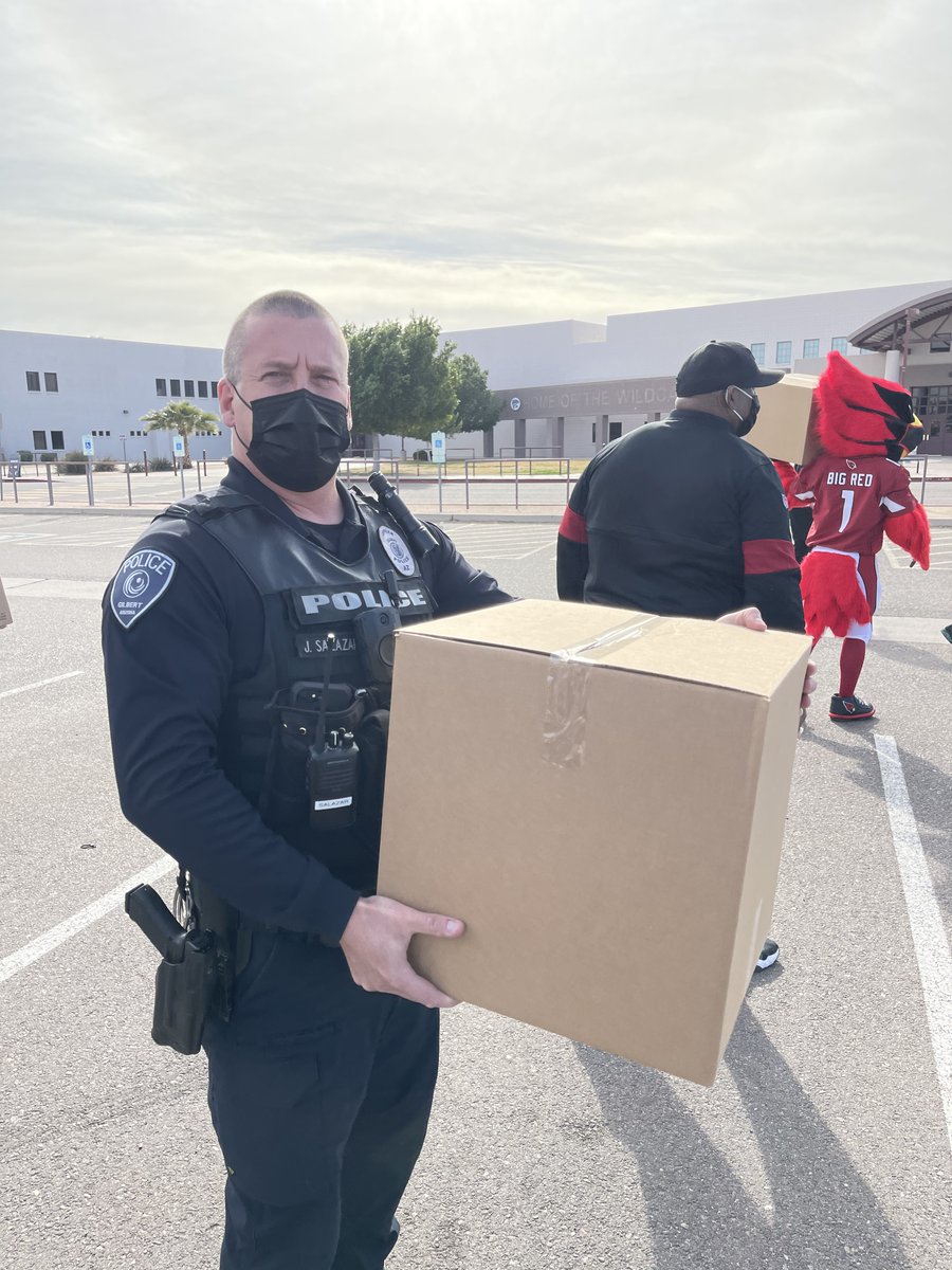 GilbertPolice's tweet photo. We were honored to have helped distribute 8,000 boxes of food at Mesquite High School donated by the @AZCardinals and @StateFarm. Thank you for helping families in need during these difficult times! 💙 #GilbertPolice #GilbertKindness https://t.co/CUk4xprF7Q