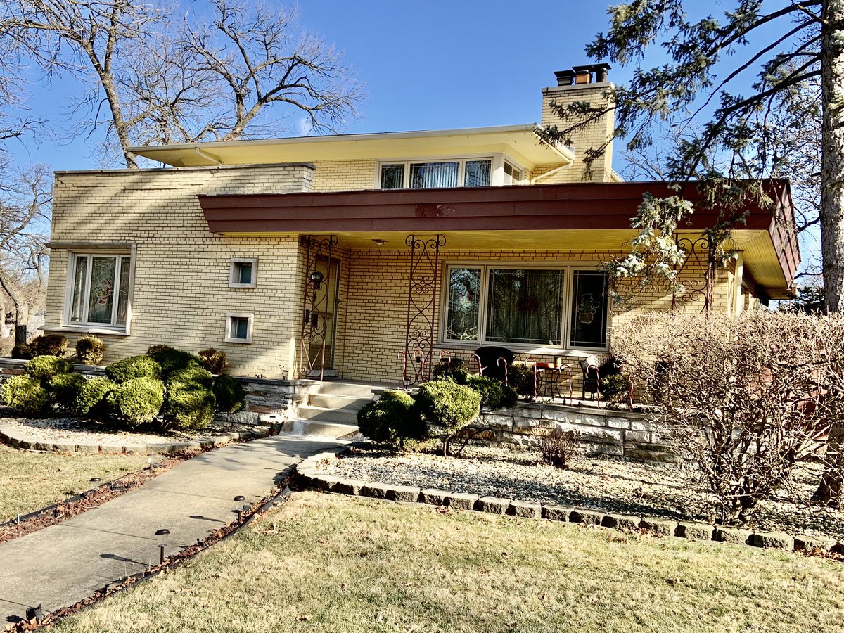 Elmer Carlson is a somewhat unsung Chicago architect of the 1930s through the 1950s. I’m here tonight to sing him.   These are some of his houses in Beverly, where he lived and where many of his buildings are. (The last 2 are different angles on the same house)