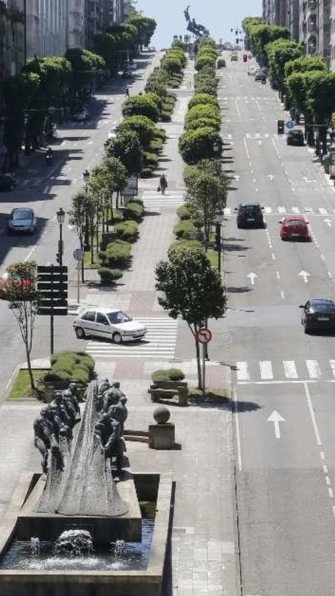 Claro que a la inmensa mayoría lo de hacer la Gran Vía de Vigo más transitable para el peatón nos parecía bien. Han aniquilado el boulevard histórico y todos sus árboles. Ya da igual si lo del ferraje multicolor es una horterada mayúscula o la vanguardia.