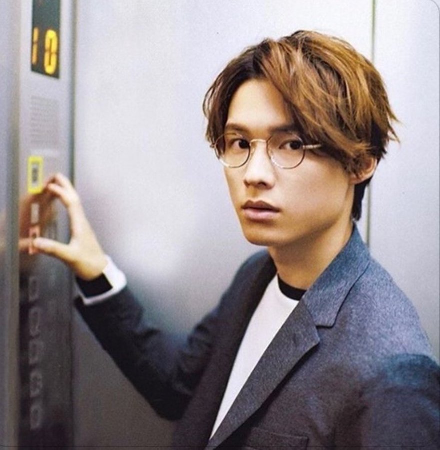 色気が凄い Sixtonesの松村北斗さん着用のメガネとサングラスブランドを調べてみました ミナミメガネ