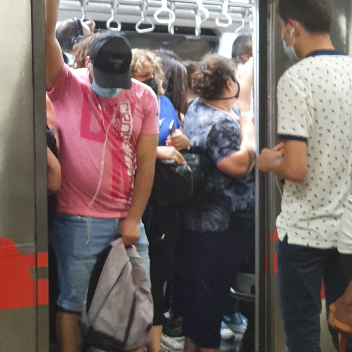 Metro Plaza de Armas 19 horas... efecto de adelantar toque de queda y que el metro cierre antes... que podría salir mal <a href="/DrEnriqueParis/">Dr. Enrique Paris M.</a> ????