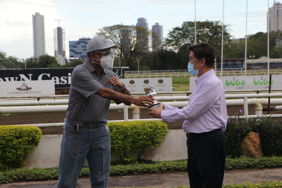 LaRecta507's tweet photo. SMART QUEEN con Lorenzo Lezcano, se ganan llevan el Clásico SOCRICA 2020.  Foto: @monroevsky #Panamá #Hípica #LaRecta507 #HipódromoPresidenteRemón https://t.co/baweVoLK9W