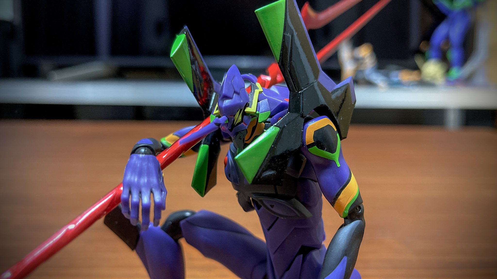 ようこそnerv江 公開まであと25日 Mafex エヴァンゲリオン第13号機 なんとも絶妙なタイミングでの発売ですね Rahをそのまま小さくした感じで 塗装 造型 バランスはほぼ完璧です 唯一の残念は関節の弱さ スタンドは必須です 槍も重力があるので保持