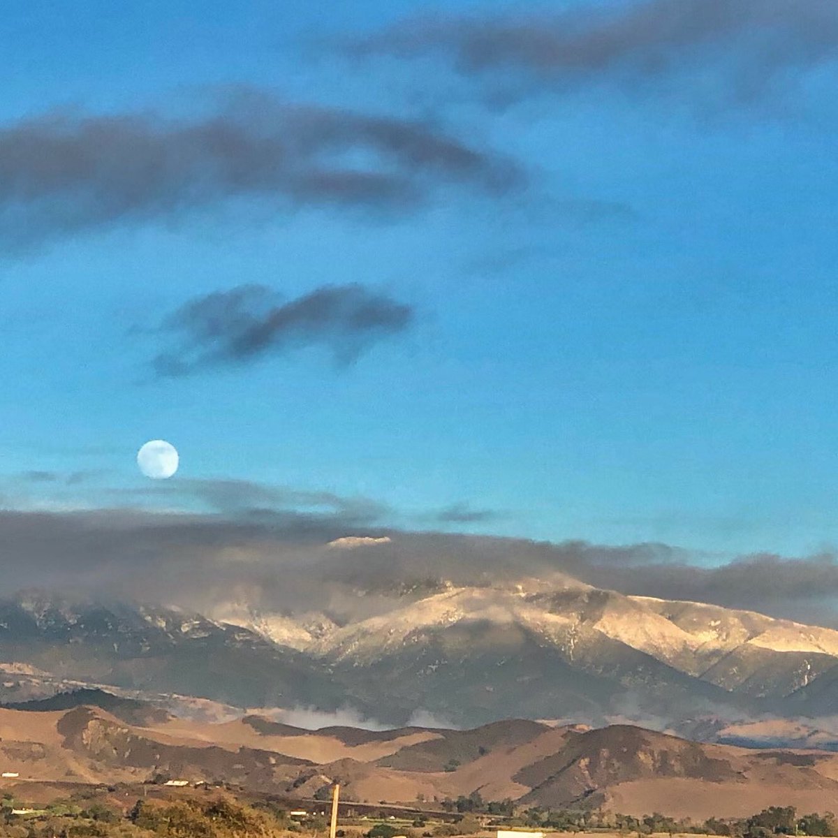 susiemb3's tweet photo. @Ginger_Zee Ginger , thought I would share. Moon rising over snow covered Los Padres National Park Mountains. Santa Ynez, California. It rained all day. https://t.co/u8D9d2Rdcv