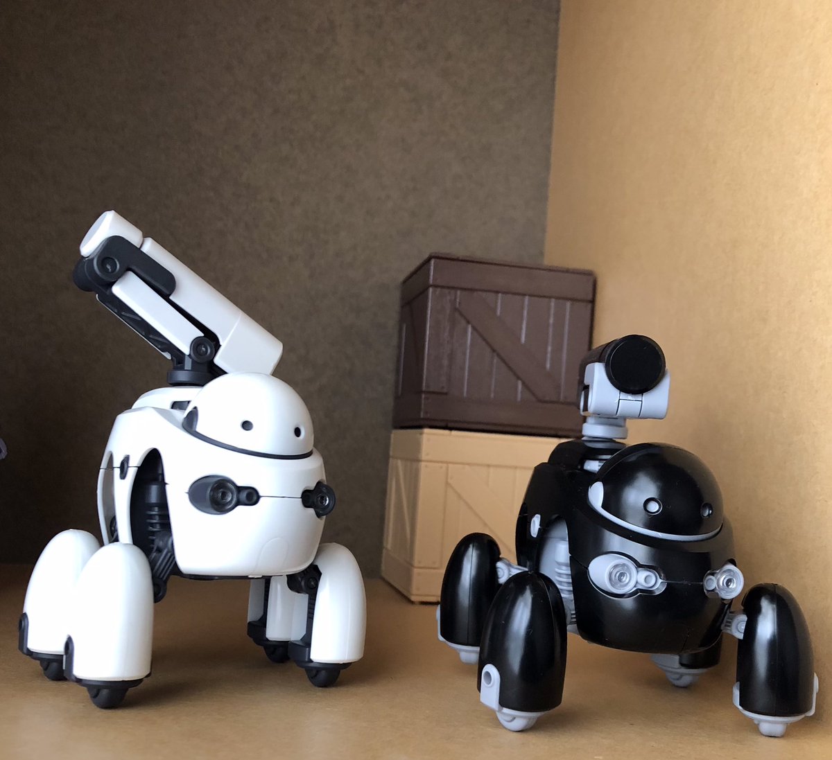 クロスケ コトブキヤのメンテナンスロボット Tamotu 元ネタがどういうのかよくわからないけど 案内見た時から最近の工業 デザイン的なシンプルでかわいいフォルムが気になってた パーツ数は少なめですぐ組めるけど結構面白い可動するなあ 白黒あると揃え