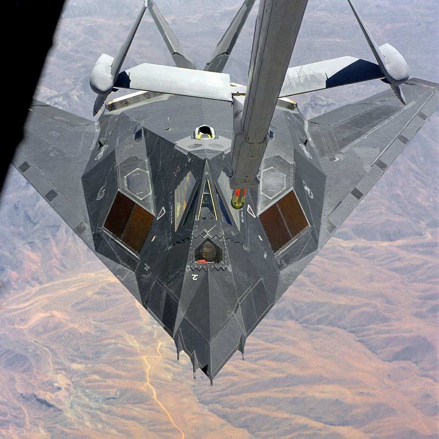 An F-117 under a KC-10 near Edwards in 1986. 📷Vernon J. Saxon
