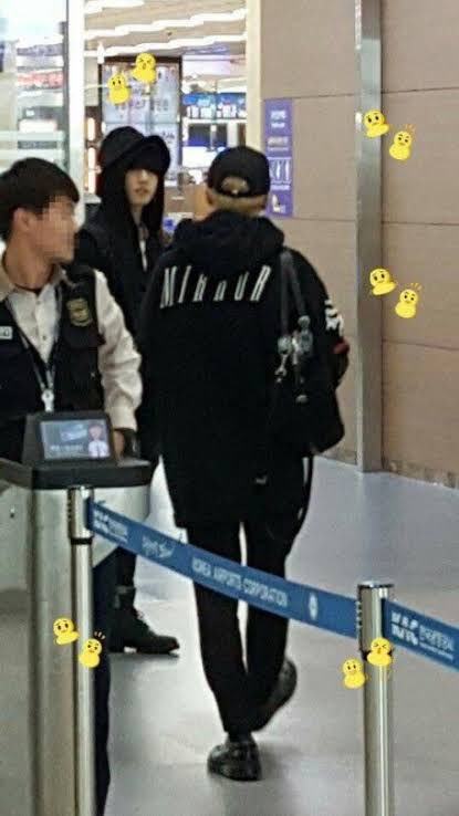 Jungkook and Jimin were unexpectedly spotted at Gimhae Airport, Busan on their way to Tokyo, Japan. (w/ photos posted on 10/28/17)The fan who luckily saw them said that they were accompanied by Jungkook’s father and Jimin’s brother.