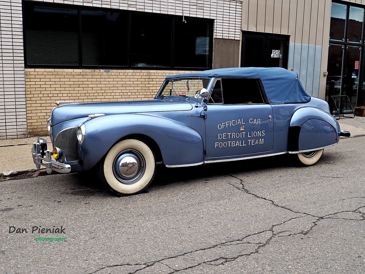 A classic 1940 Lincoln Continental outside an antique store in Detroit #seenindetroit #lincolncontinetal #streetphotography #urbanphotography #detroitlions
#easternmarket #classiccar
