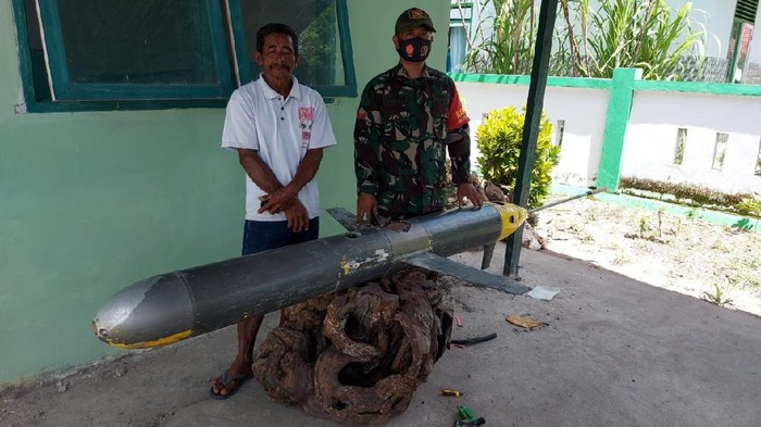 Jatosint's tweet photo. A fisherman in Selayar Island, South Sulawesi, has found a UUV:

Length: 225 cm
Tail: 18 cm
Wingspan: 50 cm
Trailing antenna: 93 cm

Very similar to China's 'Sea Wing' UUV, which, if it's true, raised many questions especially how it managed to be found deep inside our territory https://t.co/RAiX8Xw2BK