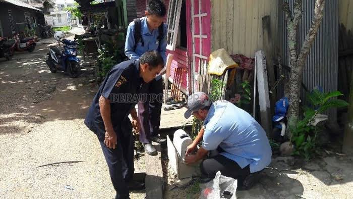 Dan listrik air ga bisa bayar, jadi terpaksa harus di cabut Sedih banget rasanyaSering mohon² ke petugas jgn dicabut.Bener² nyesek , kenapa hidup se amburadul ini???