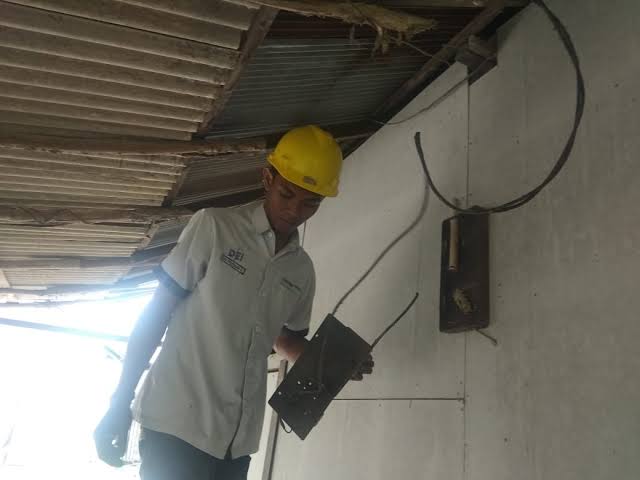 Dan listrik air ga bisa bayar, jadi terpaksa harus di cabut Sedih banget rasanyaSering mohon² ke petugas jgn dicabut.Bener² nyesek , kenapa hidup se amburadul ini???