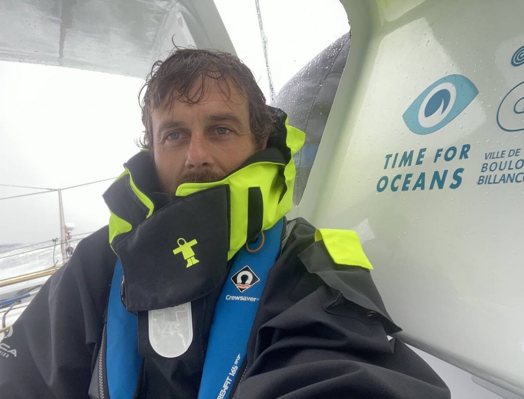 Après 24H de travail acharné, j’ai réussi à réparer et pour le moment ça fonctionne !!!!

Merci à toutes les personnes à terre qui m’ont soutenu et aidé à trouver des solutions 🤝

Épuisé, je me repose et je vous raconte les détails de mes dernières 24 heures dans une vidéo !