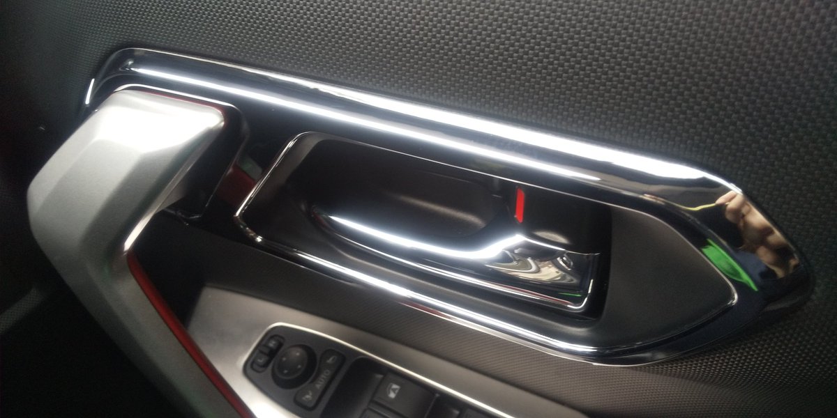 雷鳥８号 両面テープもね 内装剥しを差し入れたらぺりって 取れるから 車用の両面テープってガッチリ付くって思ってたけどね 接着面積が少なすぎるのか 糊が弱いのか 直ぐ浮いて来てたからね あ 押しピン跡もちゃんと処理してね 取れる部分は