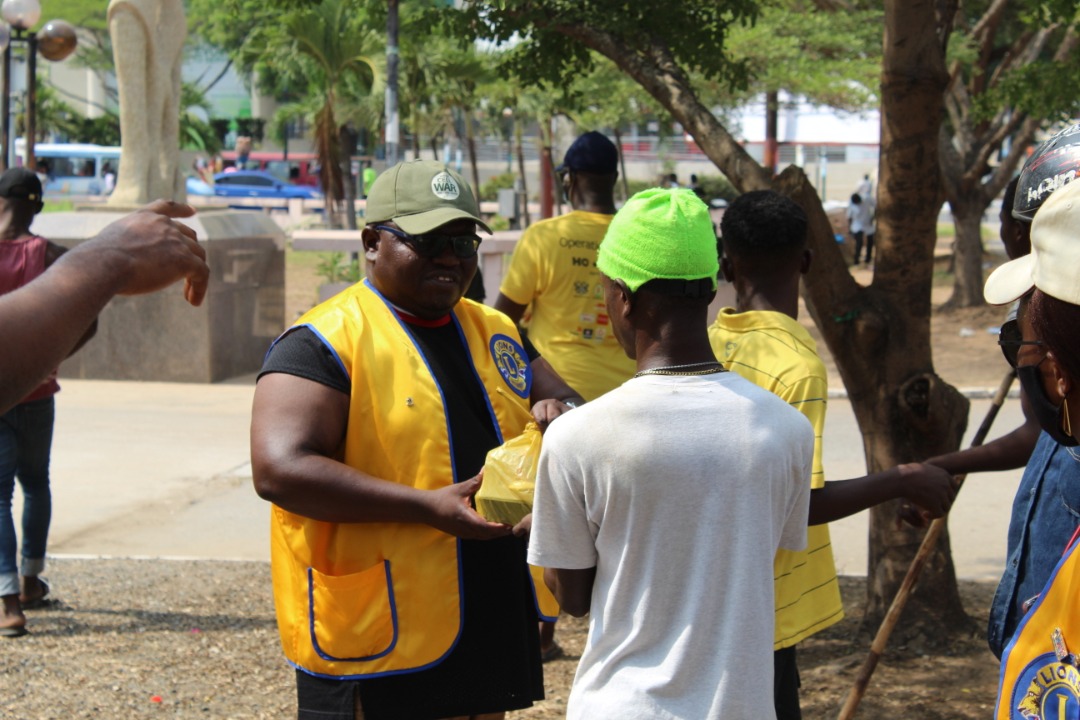 AccraExcel's tweet photo. Relieving hunger on the street of Accra from Accra Mall to National Theatre. 
#kindnessmatters #decemberactivity 
#December2Remember  #accraubuntu 
#accraultimate https://t.co/sKxdH6nqLz
