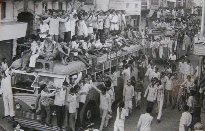  #नवनिर्माण_आंदोलन गुजरात मध्ये कॉंग्रेसची सत्ता असताना अहमदाबाद मध्ये 1973-74 साली एक आंदोलन झालं होतं.  http://L.D.College&nbsp; of Engineering च्या विद्यार्थ्यांनी होस्टेलच्या जेवणाची फी 20% हून अधिक वाढवली म्हणून 20 डिसेंबर 1973 ला आंदोलन केले. कॉलेजच्या प्रशासनाकडून 