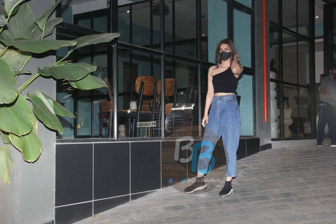 BollyTellyBuzz's tweet photo. #KritiSanon Snapped At Maddock Films Office Last Night https://t.co/BmknFmpdVk