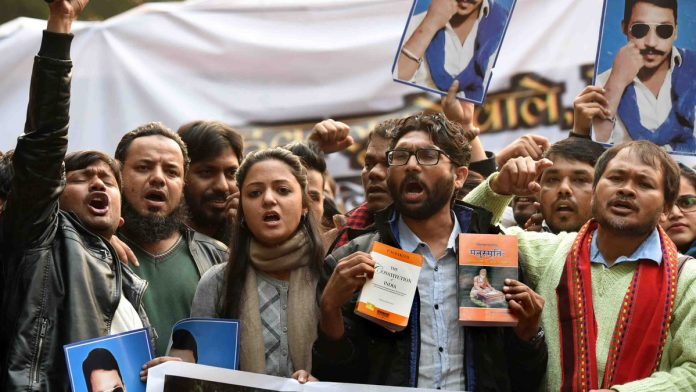 अपयशाची जबाबदारी स्वीकारण्याची नैतिकता कॉंग्रेसने दाखवली. त्यांनी आंदोलकांना कधीही देशद्रोही, तुकडे तुकडे गॅंग, खलिस्तानी, शहरी नक्षलवादी म्हणले नाही. विरोधी पक्षांची फूस आहे, चीन आणि पाकिस्तानचा हात आहे असं म्हणून आपली जबाबदारी कधी झटकली नाही. कॉंग्रेस आणि युपीए सरकारच्या 