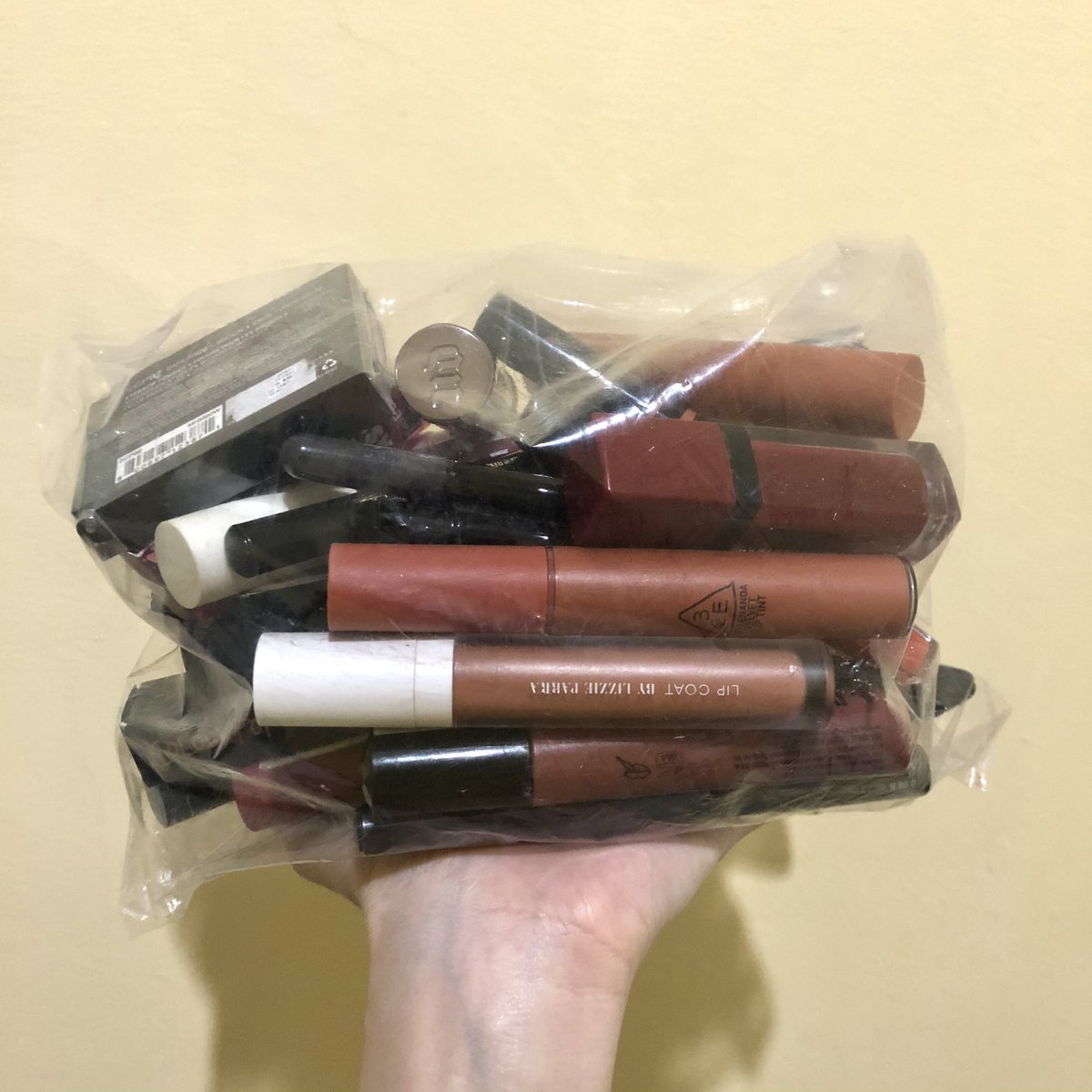 [PLS HELP TO RT]
untuk temen2 yg punya makeup expired / sudah tidak dipakai &amp; gabisa dijual preloved jgn dibuang, bisa disumbangkan ke Bu Lisa 🥰

Bu Lisa ngumpulin makeup expired untuk di donasikan ke kelas merias jenazah yg diikuti para disabilitas di Bale Kambang Jaktim.