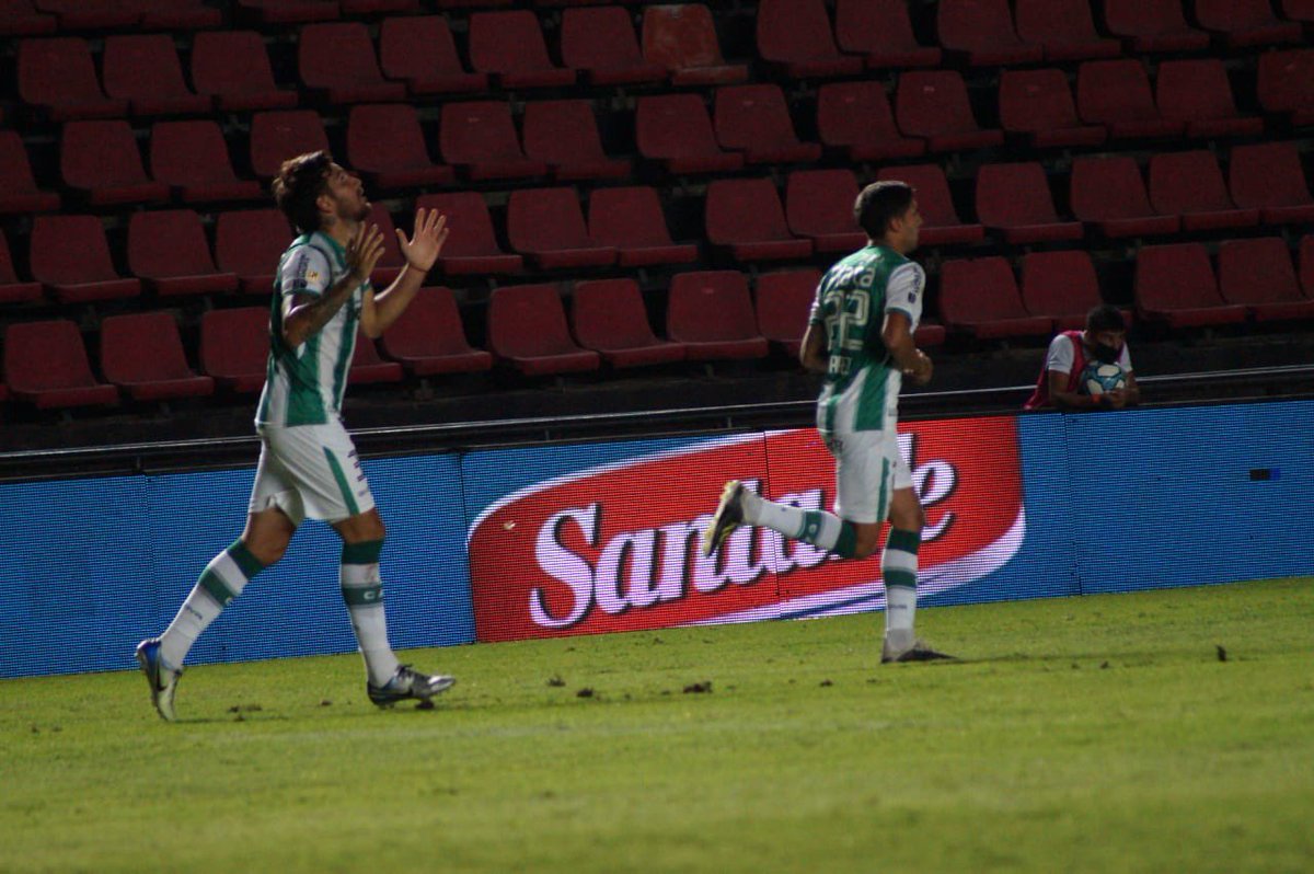 Pollo_CAB's tweet photo. Disfrutemos y levantemos bien altas nuestras copas ! Esta banda deja la vida 💪💪💪 Soñemos 💚🤍💚 https://t.co/ds8eO0NaaM