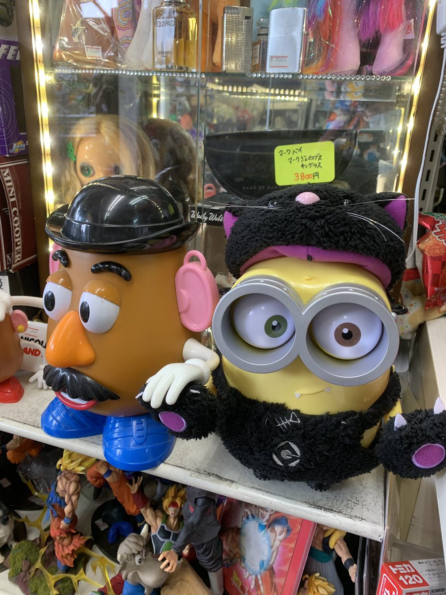 神戸駅前 ディスカウントストア キンキ ディズニーやミニオンのグッズも入荷しています こちらはポップコーンケースです 限定グッズは凝ってます ディズニー ミニオン 神戸駅 ディスカウント