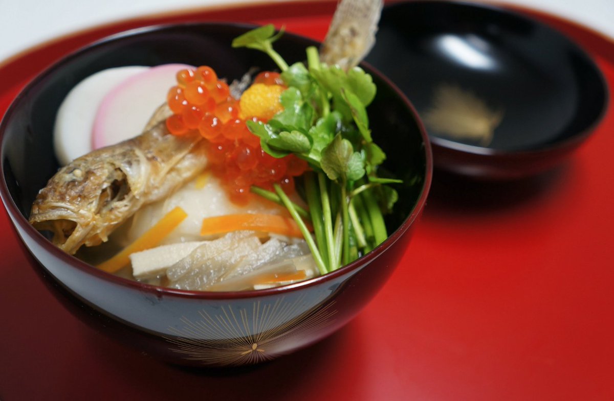 萩の月 菓匠三全オフィシャル 仙台雑煮のご紹介 地方により特色があるお雑煮 仙台雑煮 は 焼きハゼの出汁に大根 人参 牛蒡 セリ 角餅 いくら等が入っている お雑煮 です 丸ごとのハゼが目を引きます みなさんはどんなお雑煮を召し上がり 萩の月 菓匠三全オフィシャル 仙台雑煮のご紹介 地方により特色があるお雑煮 仙台雑煮 は 焼きハゼの出汁に大根 人参 牛蒡 セリ 角餅 いくら等が入っている お雑煮 です 丸ごとのハゼが目を引きます みなさんはどんなお雑煮を召し上がり