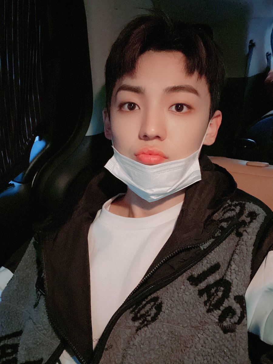 official_ACE7's tweet photo. [#에이스_찬]

초이스 열어분!!! 눈이 와요 펑펑❄️
많이 추우니까 따숩게 입어야 해요!!!
오늘도 보고싶어서 찾아왔어요😘

#ACE #에이스 #CHOICE #초이스
#사랑해 #알러뷰 #하트받아랏 #💛 https://t.co/2BaZPZPeJS