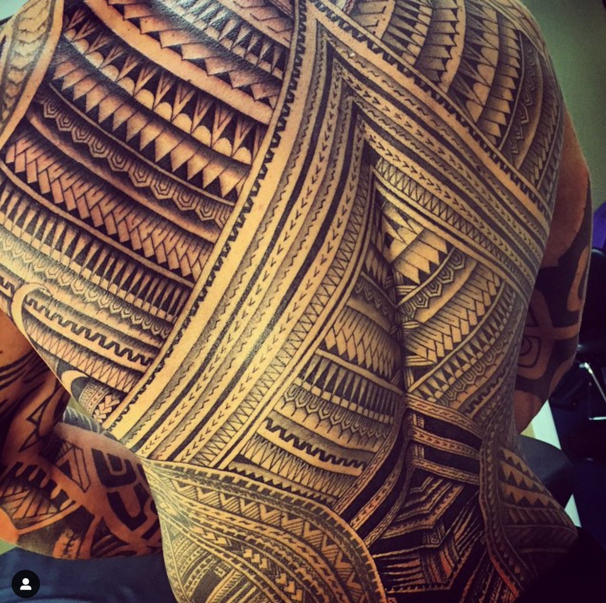 My fav tatau by Michael Fatutoa (Tampa, Florida) https://www.instagram.com/samoan_mike/ Always loved his line work, always so clean. His animal tatau are just on another level! 