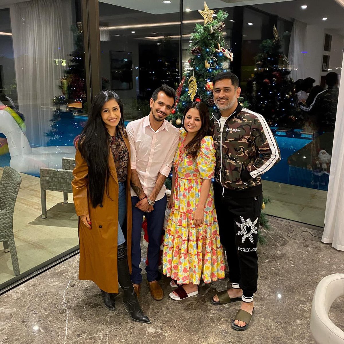 Happy Holidays - MS Dhoni & Sakshi clicked with @yuzi_chahal & Dhanashree in dubai. 

#Dhoni #MSDhoni #DubaiDiary